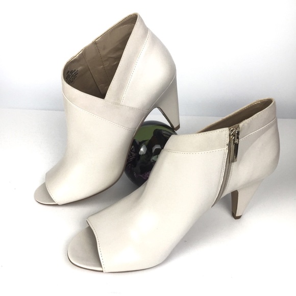Bandolino ivory open toe boot shoe W/ 3 1/4”heel10 - Picture 2 of 7